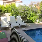 Villasevval-sleeps8-pool-bbq-ac-near Centre וילה
