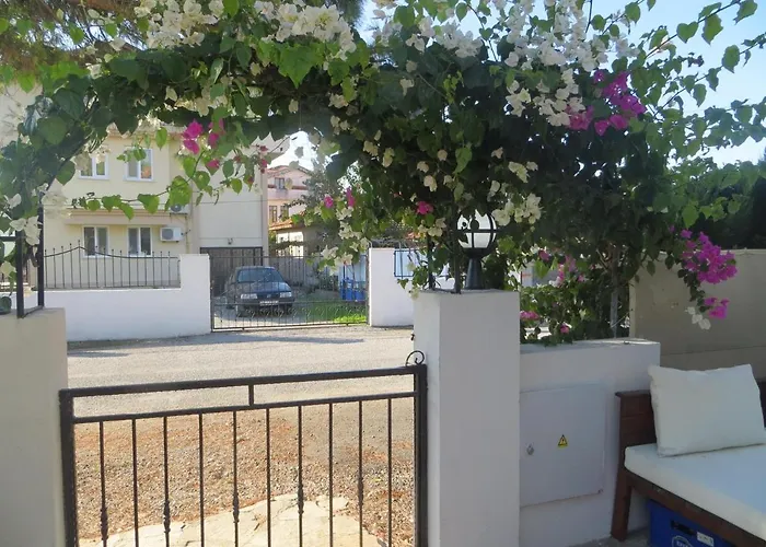 Villasevval-sleeps8-pool-bbq-ac-near Centre